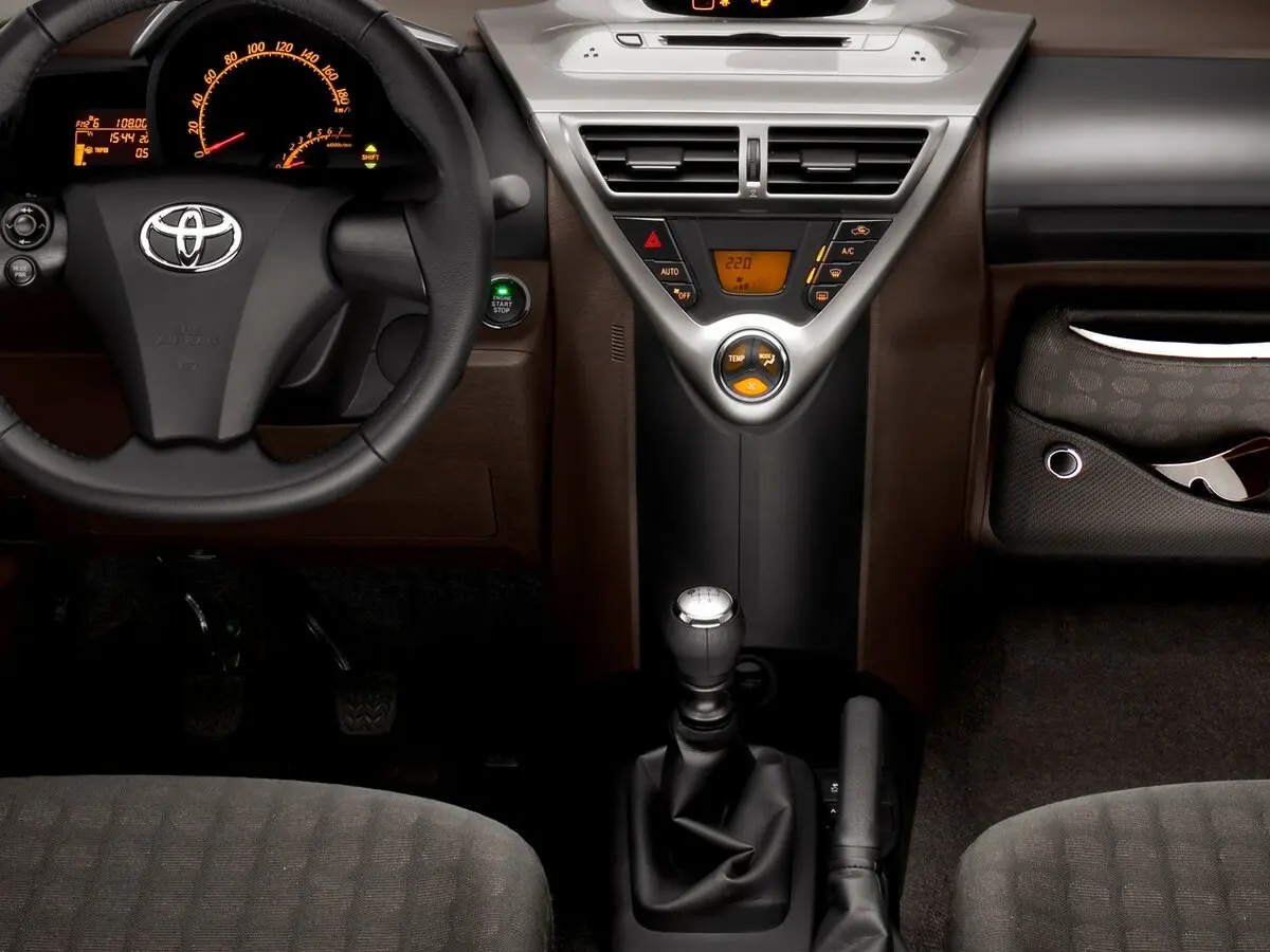 Toyota iQ 2008 – 2015 Хэтчбек 3 дв. — сүрөт 11