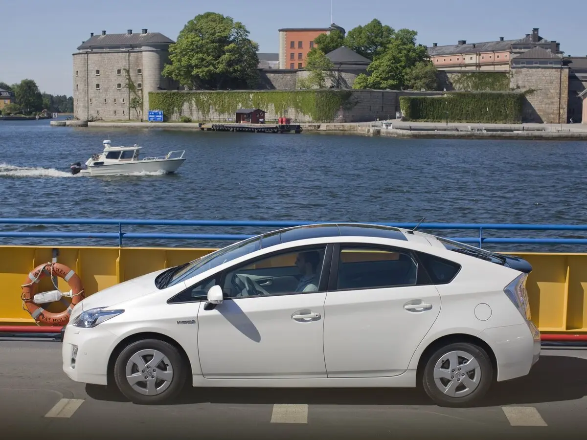 Toyota Prius III (XW30) Лифтбек — фото 2