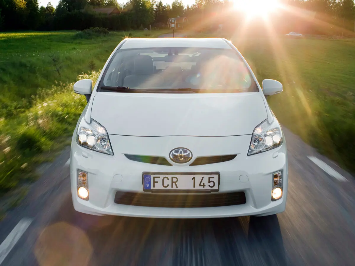 Toyota Prius III (XW30) Лифтбек — фото 3