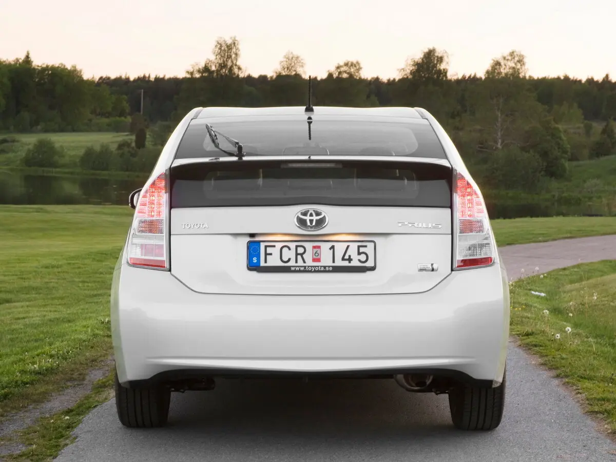 Toyota Prius III (XW30) Лифтбек — фото 4