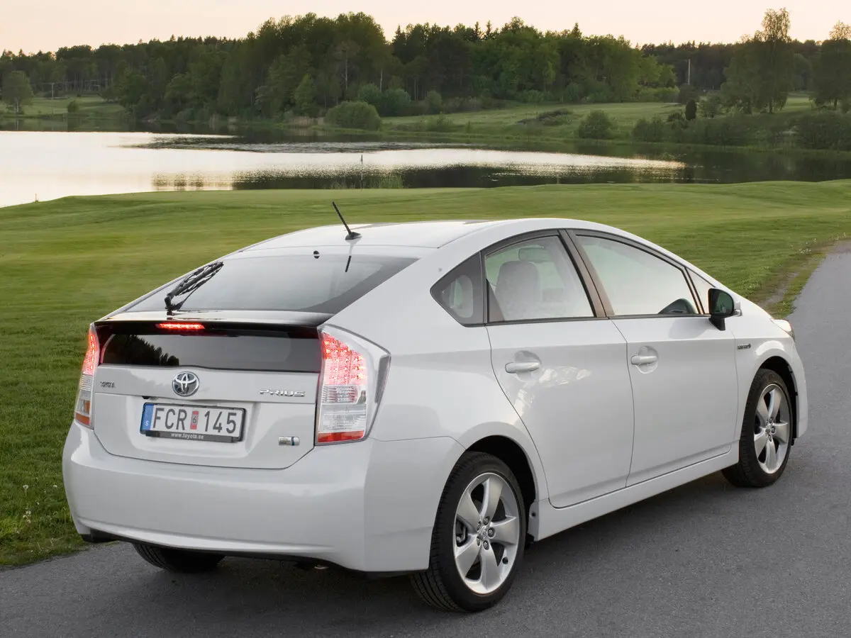 Toyota Prius III (XW30) Лифтбек — фото 5