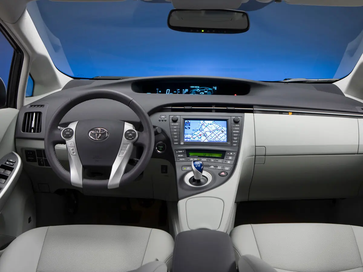 Toyota Prius III (XW30) Лифтбек — фото 6