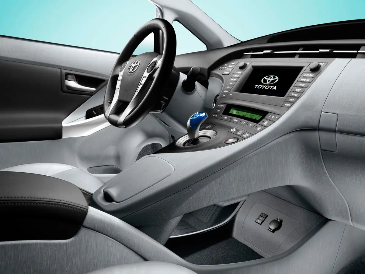 Toyota Prius III (XW30) Лифтбек — фото 7