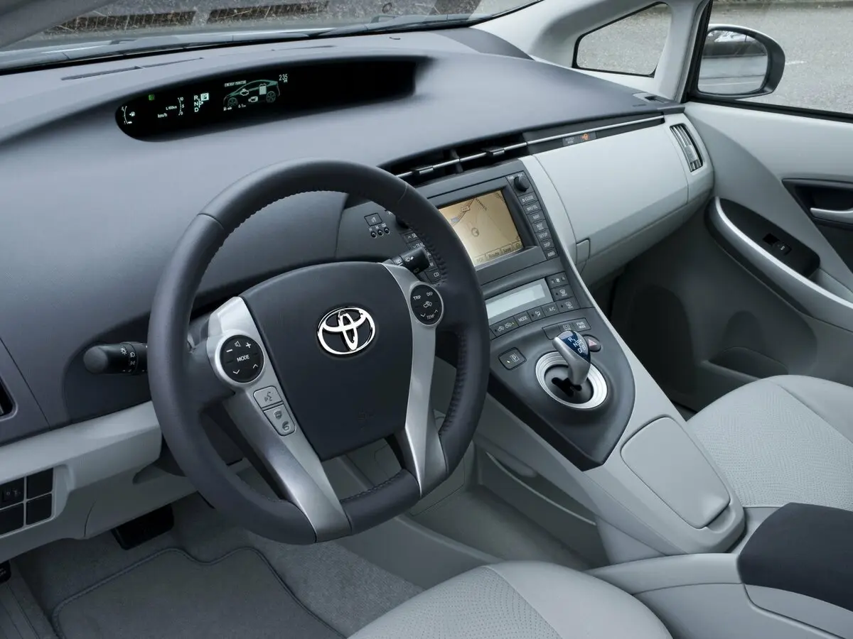 Toyota Prius III (XW30) Лифтбек — фото 8