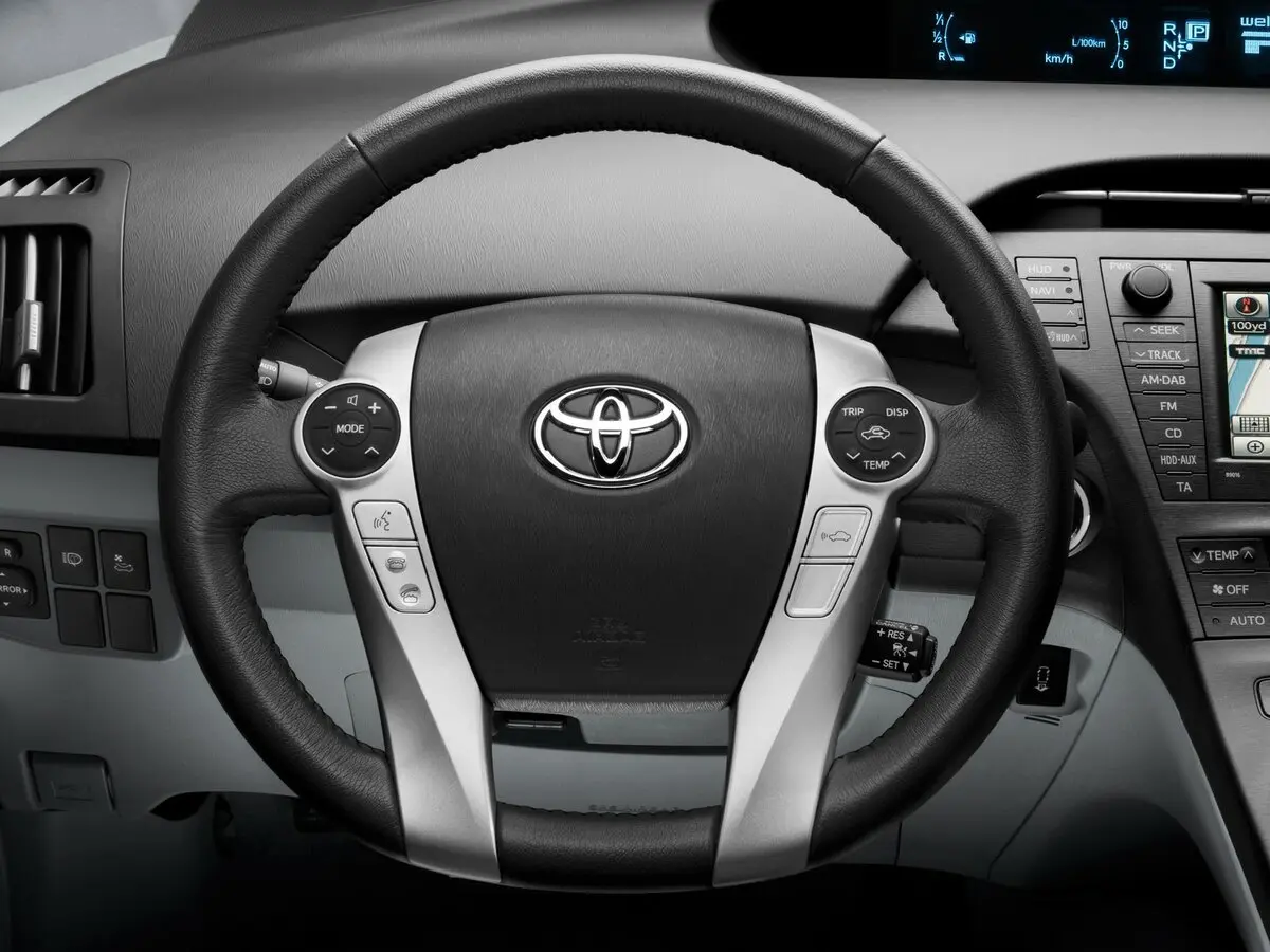 Toyota Prius III (XW30) Лифтбек — фото 10