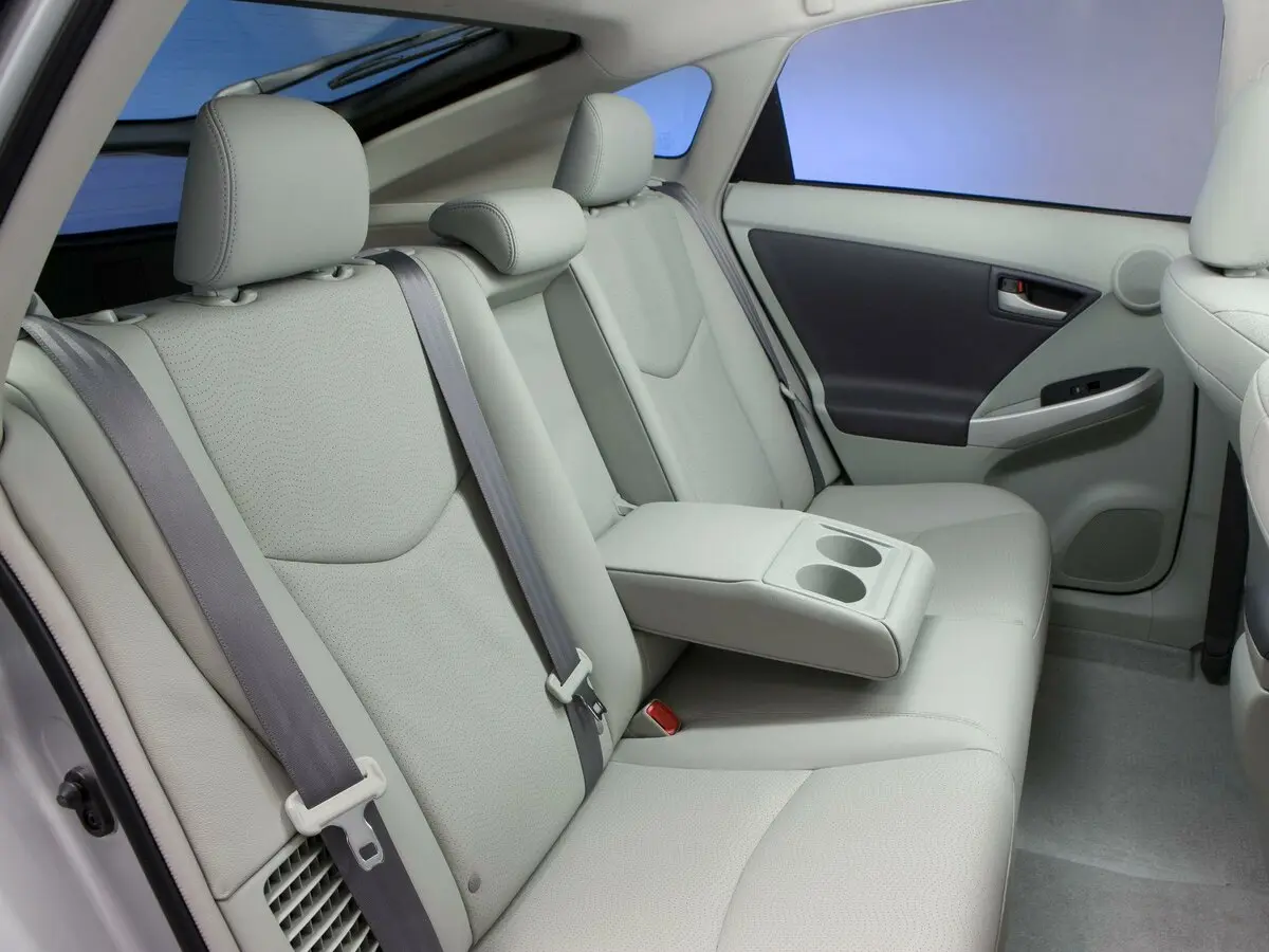 Toyota Prius III (XW30) Лифтбек — фото 11