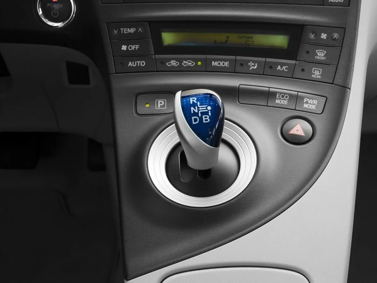 Toyota Prius III (XW30) Лифтбек — фото 12