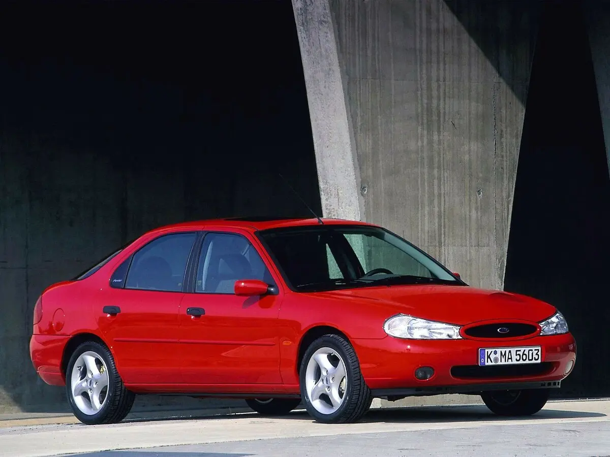 Ford Mondeo II Лифтбек — фото 3
