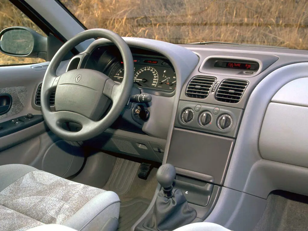 Renault Laguna I Лифтбек — сүрөт 7