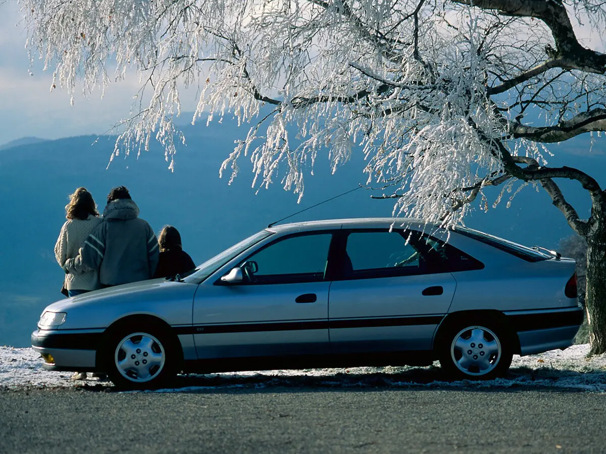 Renault Safrane I Лифтбек — 照片 3