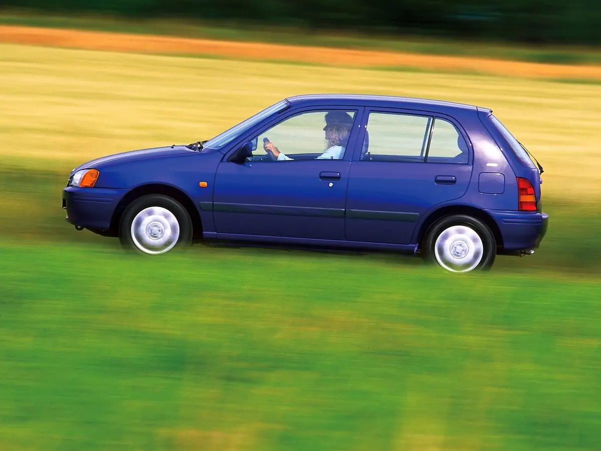Toyota Starlet V (P90) Хэтчбек 5 дв. — 照片 2