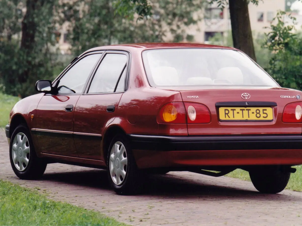 Toyota Corolla VIII (E110) Седан — фото 4