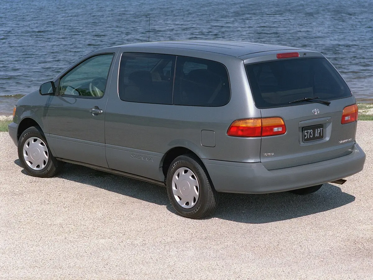 Toyota Sienna I Минивэн — фото 3