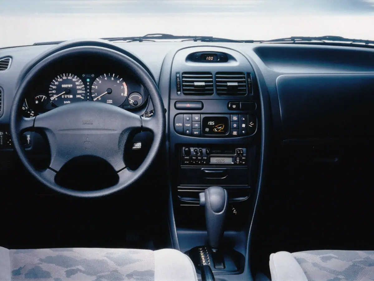 Mitsubishi Carisma I Седан — сүрөт 4