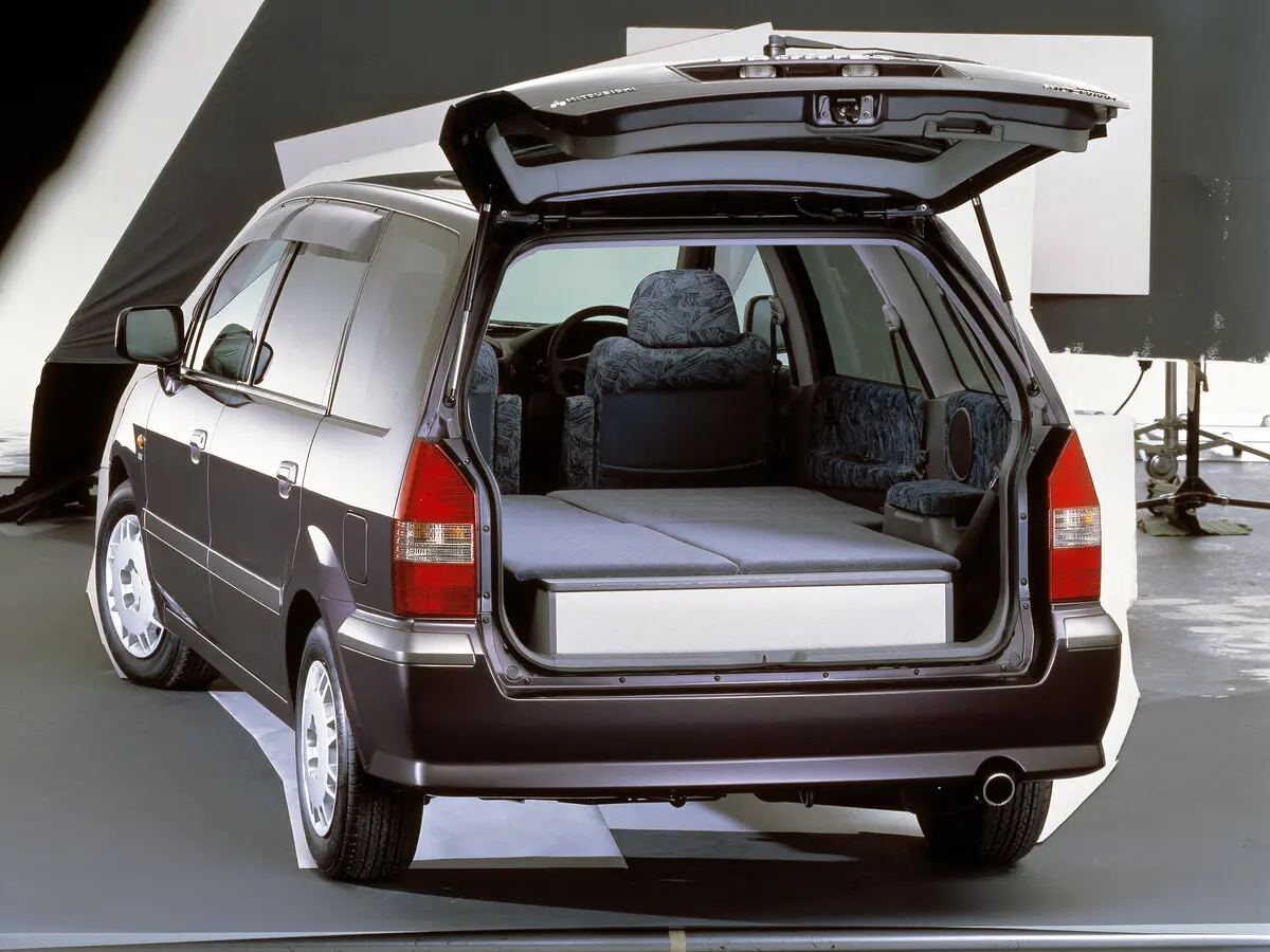 Mitsubishi Chariot III Компактвэн — 照片 3