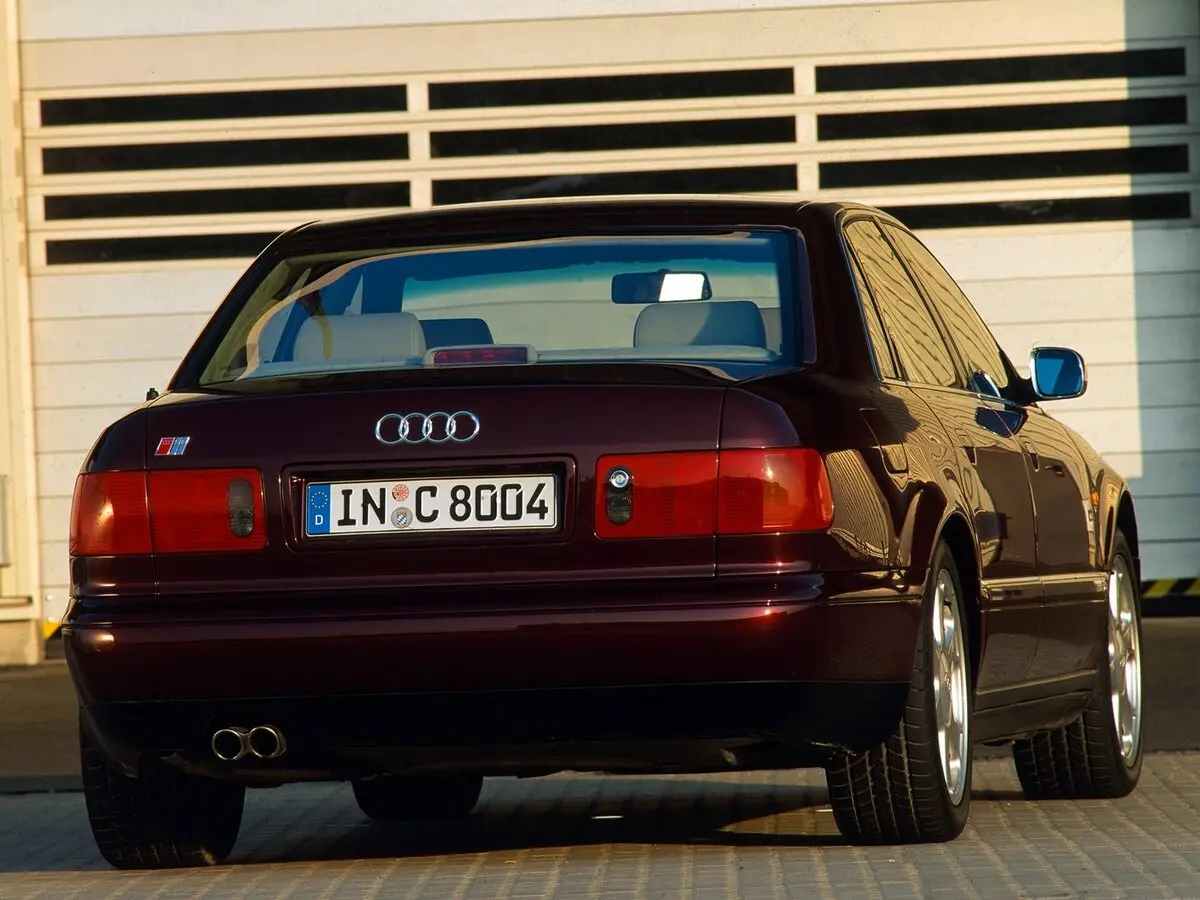 Audi S8 I (D2) Седан — photo 4