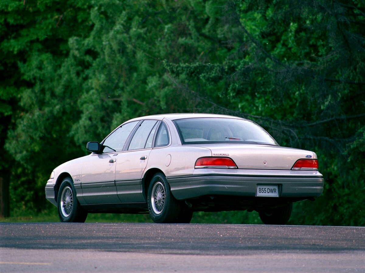 Ford Crown Victoria I Седан — фото 3