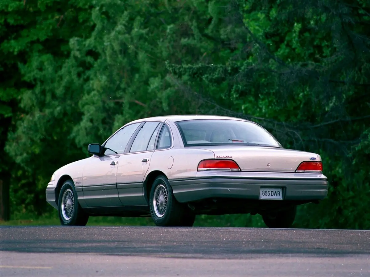 Ford Crown Victoria I Седан — photo 3