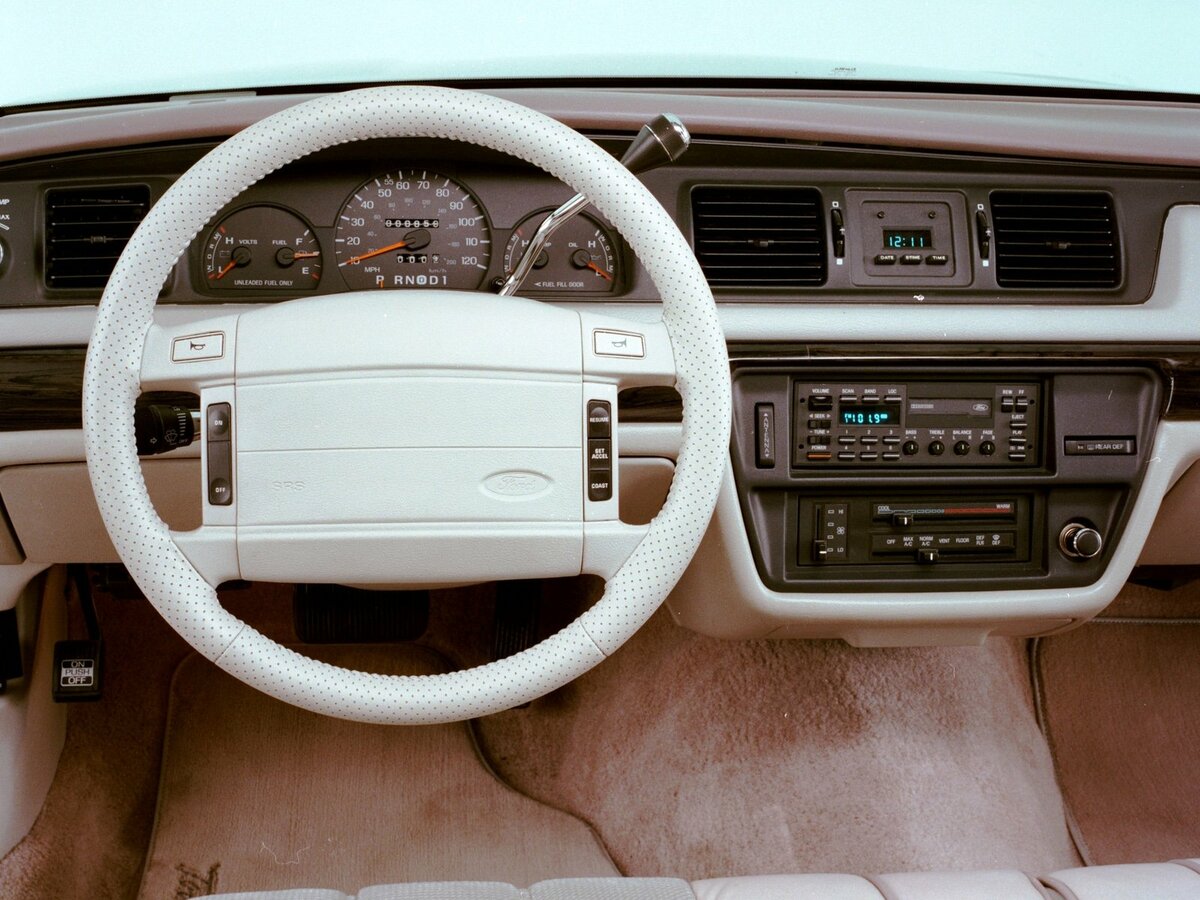 Ford Crown Victoria I Седан — фото 4