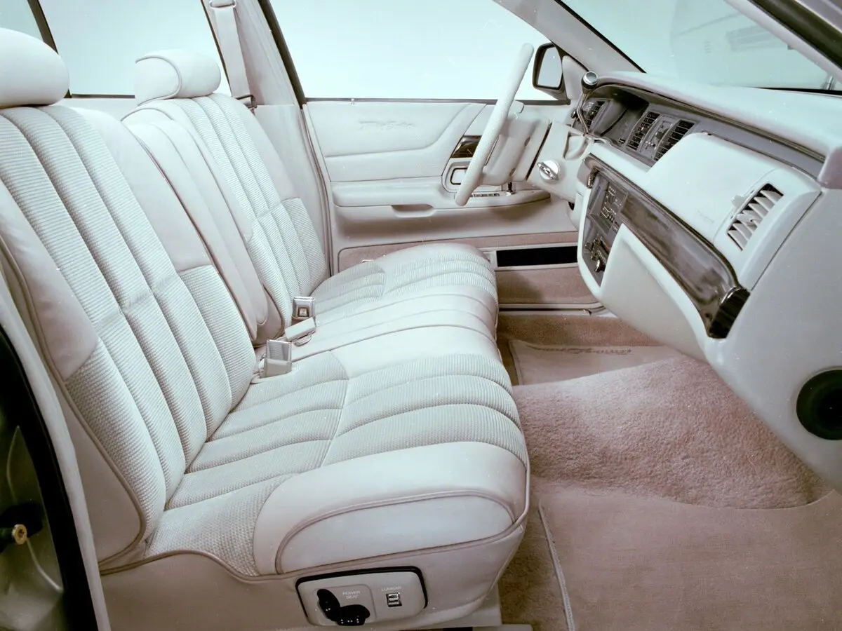 Ford Crown Victoria I Седан — photo 5