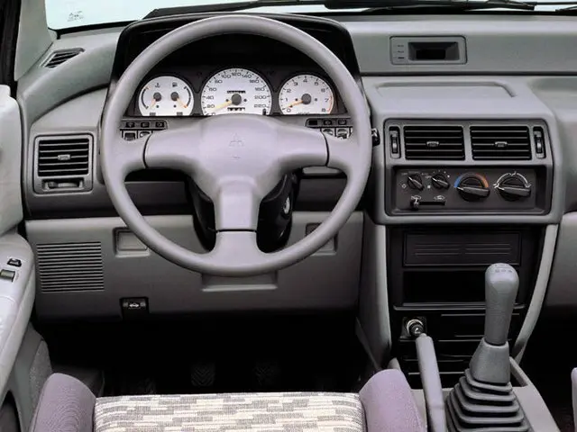 Mitsubishi Space Runner I Компактвэн — сүрөт 6