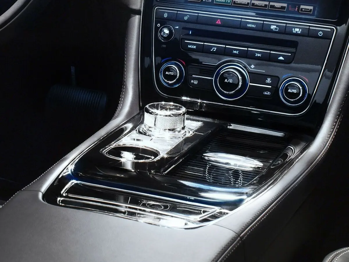 Jaguar XJ IV (X351) Седан — сүрөт 12
