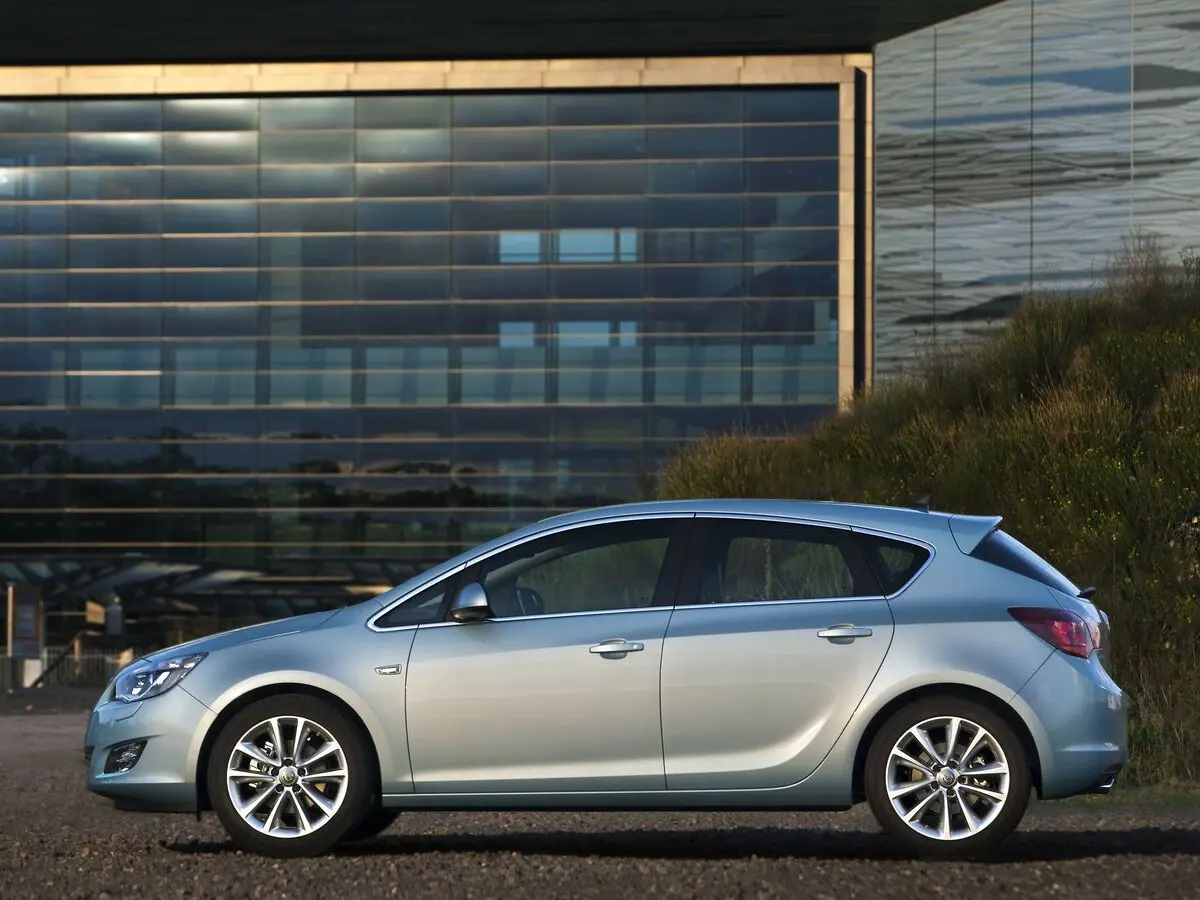 Opel Astra J Хэтчбек 5 дв. — фото 2