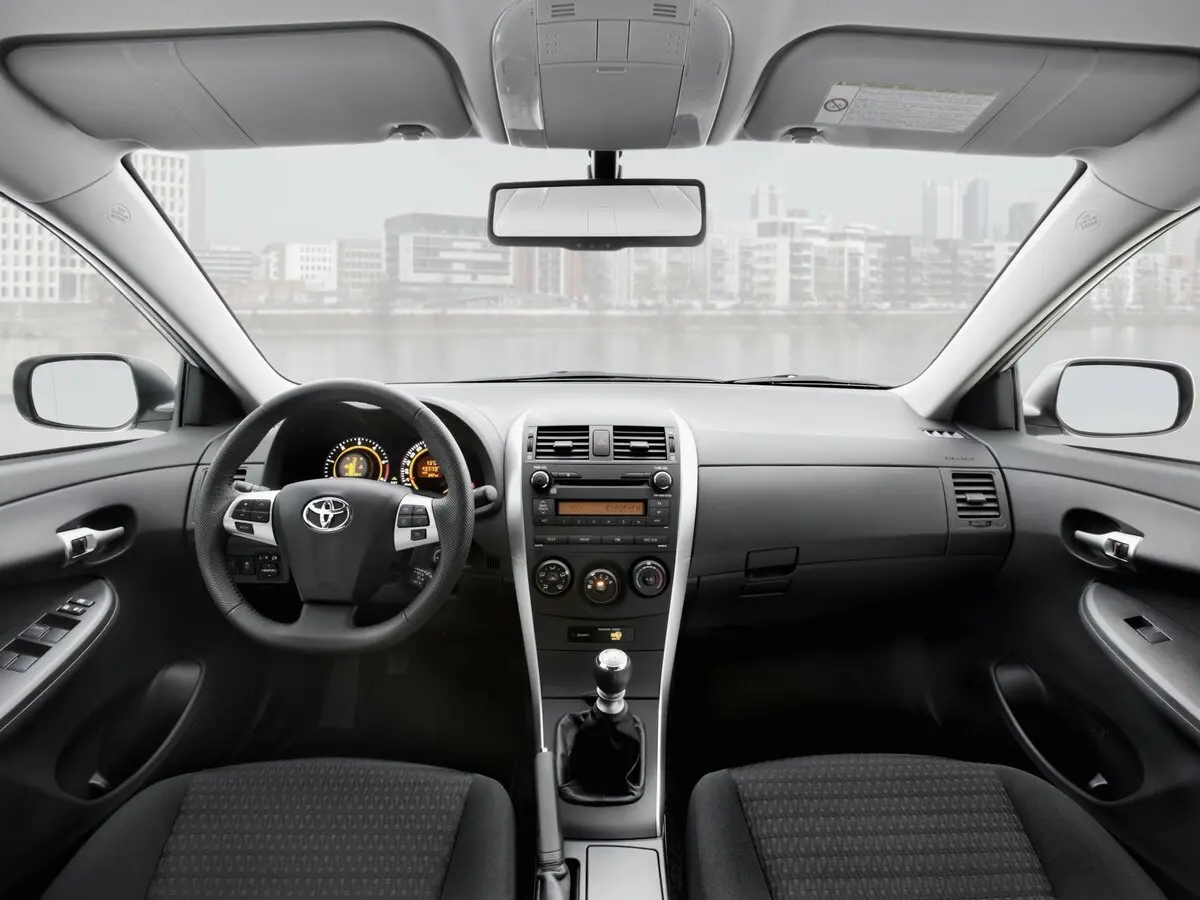Toyota Corolla X (E140, E150) Рестайлинг Седан — фото 6