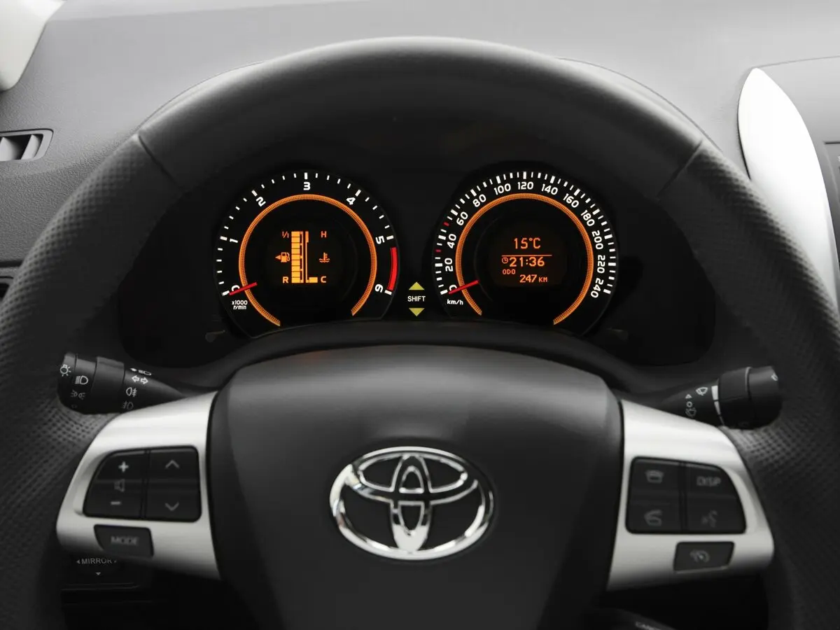 Toyota Corolla X (E140, E150) Рестайлинг Седан — фото 8
