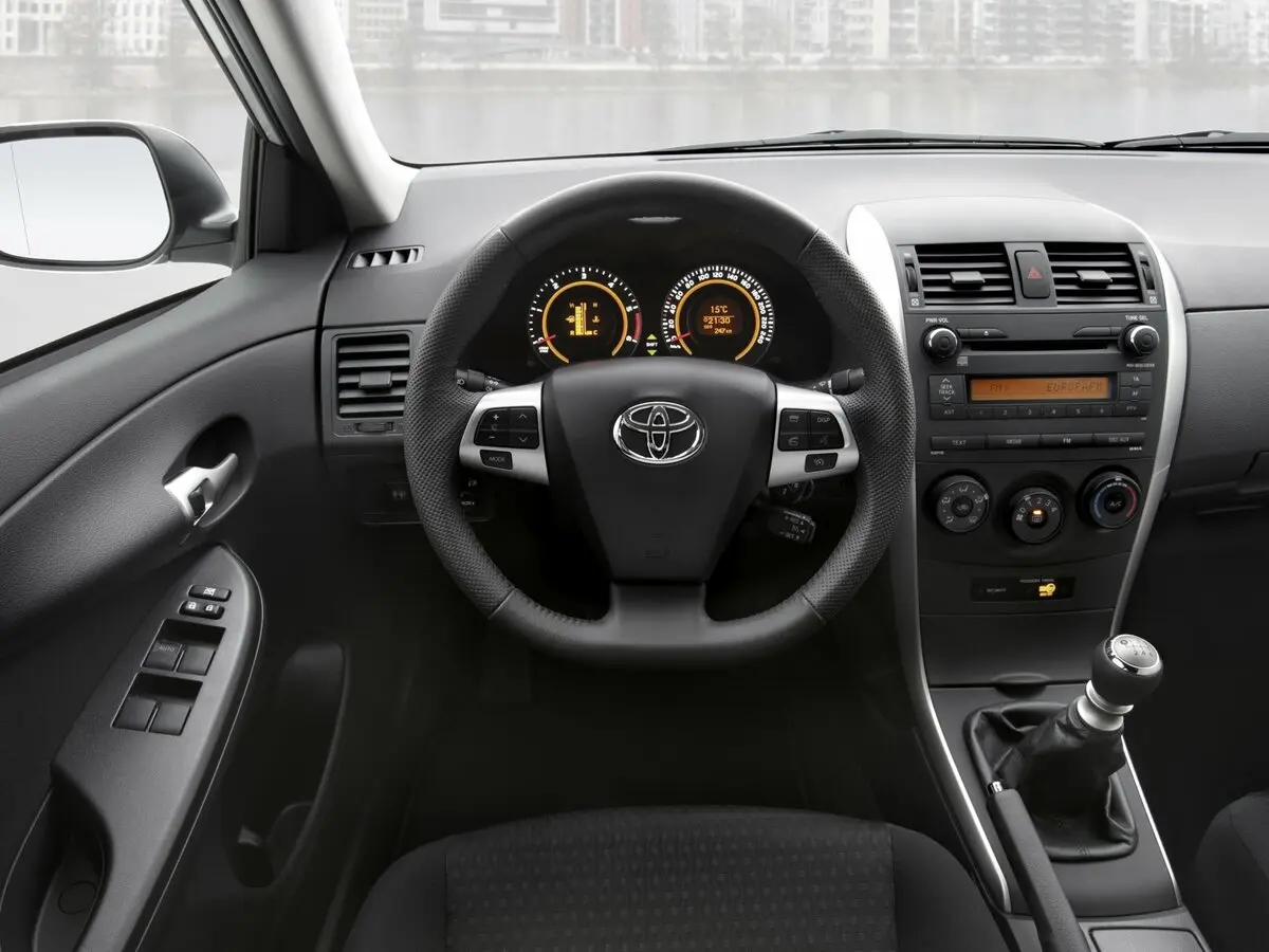 Toyota Corolla X (E140, E150) Рестайлинг Седан — фото 9