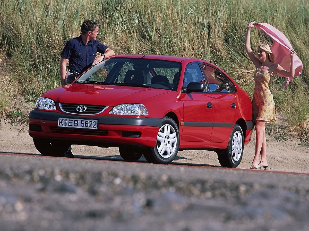 Toyota Avensis I Рестайлинг Лифтбек
