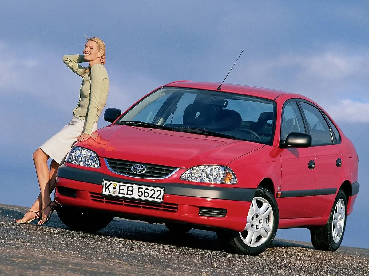 Toyota Avensis I Рестайлинг Лифтбек — сүрөт 3