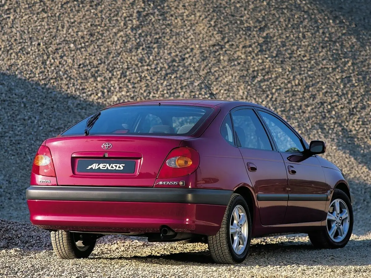 Toyota Avensis I Рестайлинг Лифтбек — сүрөт 4