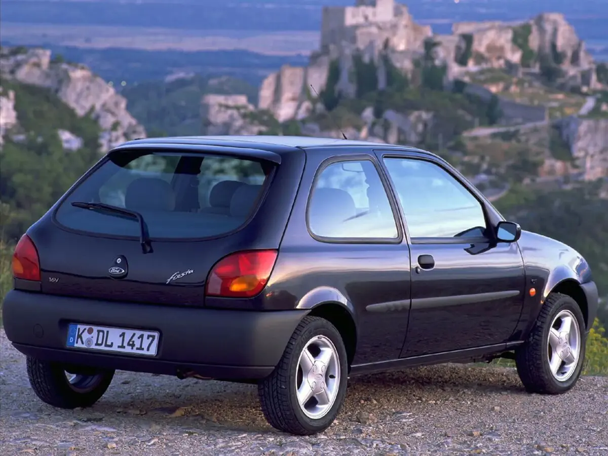 Ford Fiesta Mk4 Хэтчбек 3 дв. — photo 4