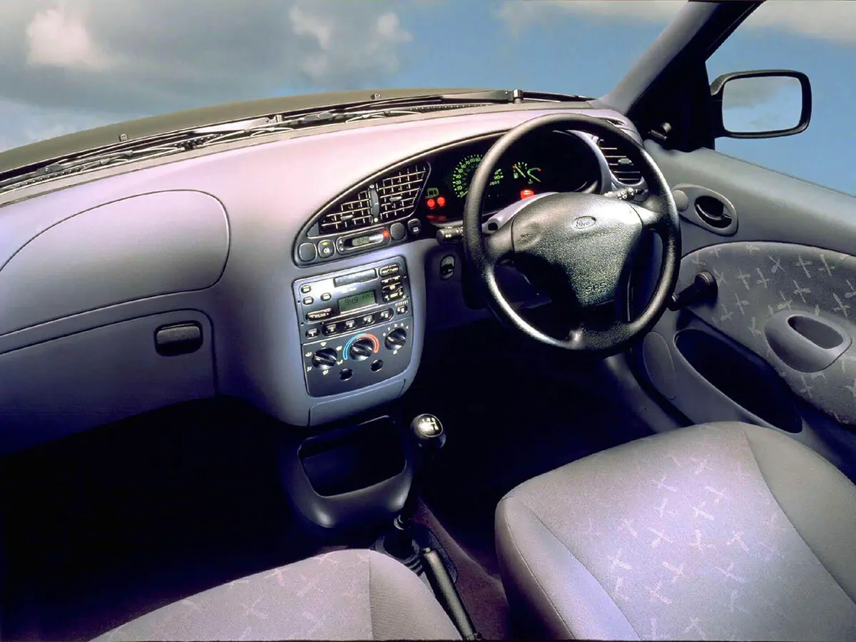 Ford Fiesta Mk4 Хэтчбек 3 дв. — photo 6