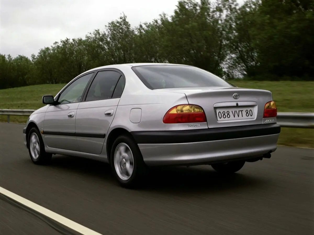 Toyota Avensis I Рестайлинг Седан — сүрөт 4