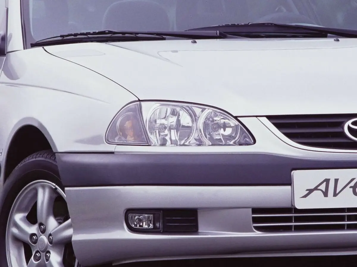 Toyota Avensis I Рестайлинг Седан — сүрөт 7