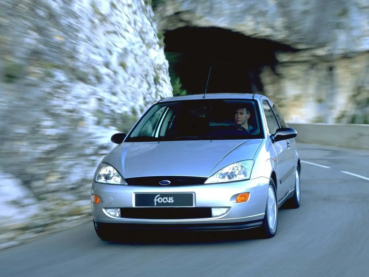 Ford Focus I Хэтчбек 3 дв. — фото 3