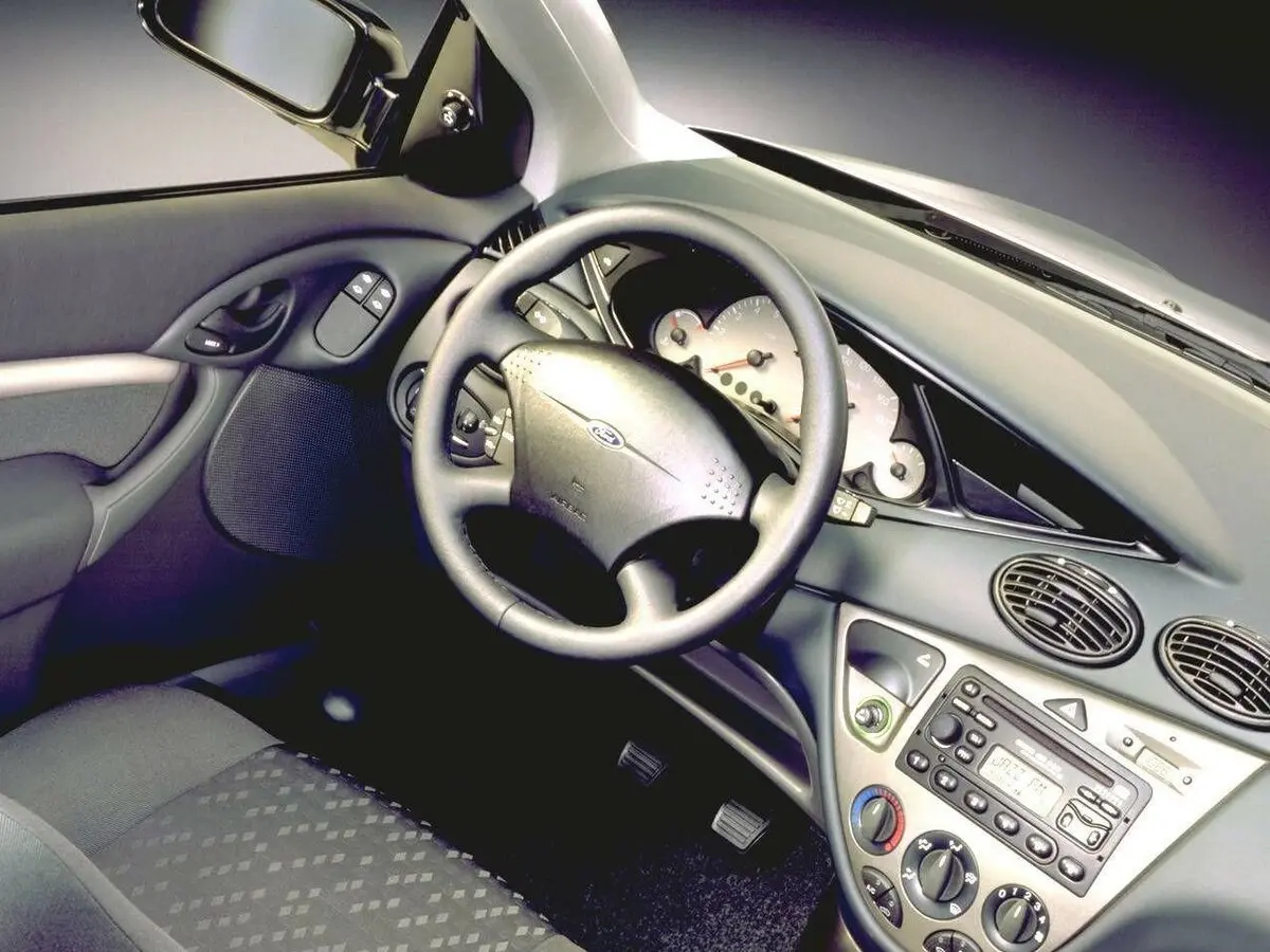 Ford Focus I Хэтчбек 3 дв. — фото 6
