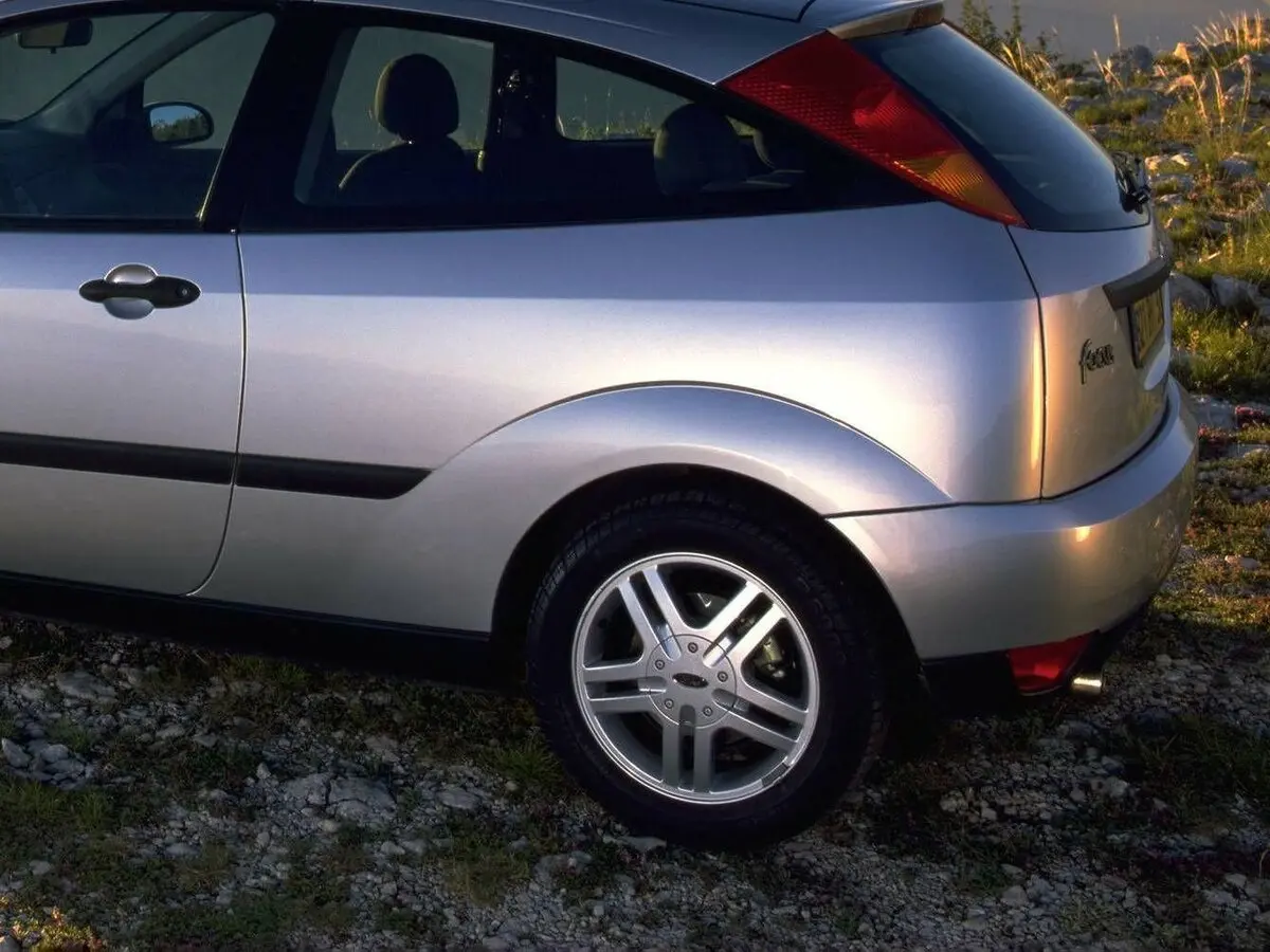 Ford Focus I Хэтчбек 3 дв. — фото 9