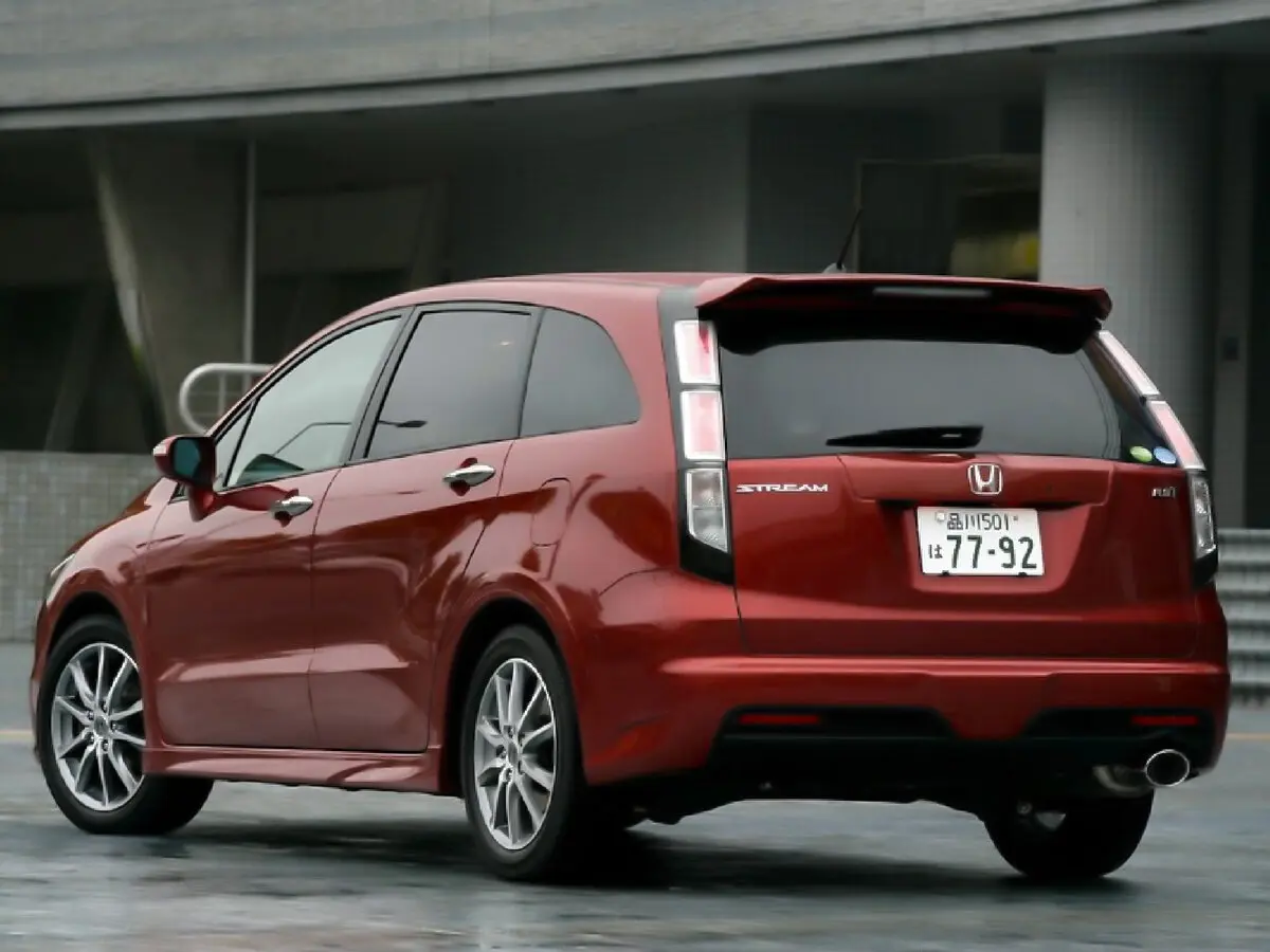 Honda Stream II Рестайлинг Компактвэн — фото 4