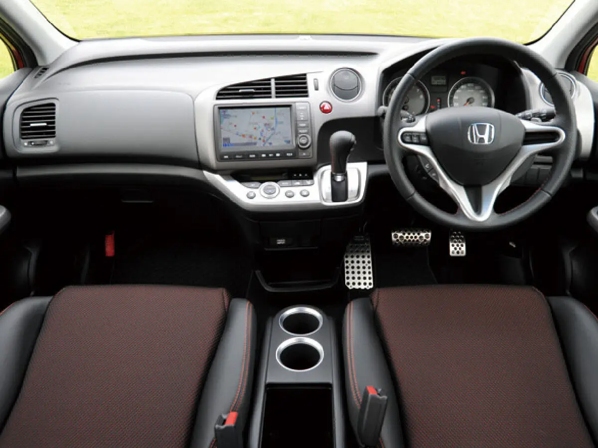 Honda Stream II Рестайлинг Компактвэн — фото 5