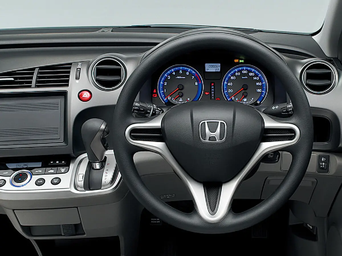 Honda Stream II Рестайлинг Компактвэн — фото 8