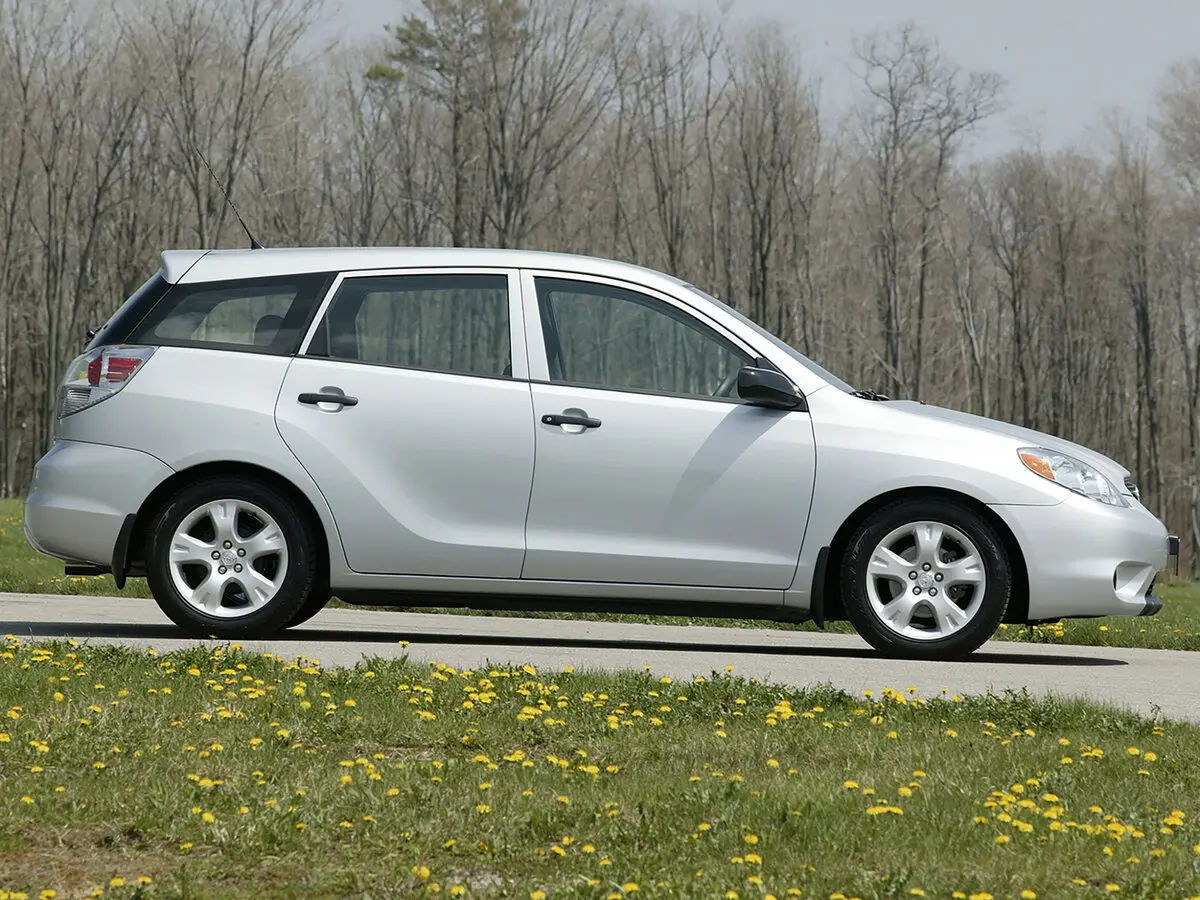 Toyota Matrix I (E130) Хэтчбек 5 дв. — 照片 2