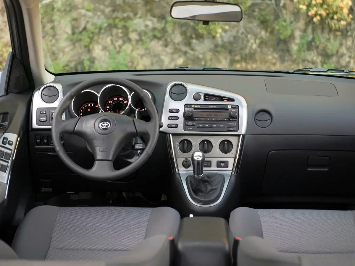 Toyota Matrix I (E130) Хэтчбек 5 дв. — 照片 6