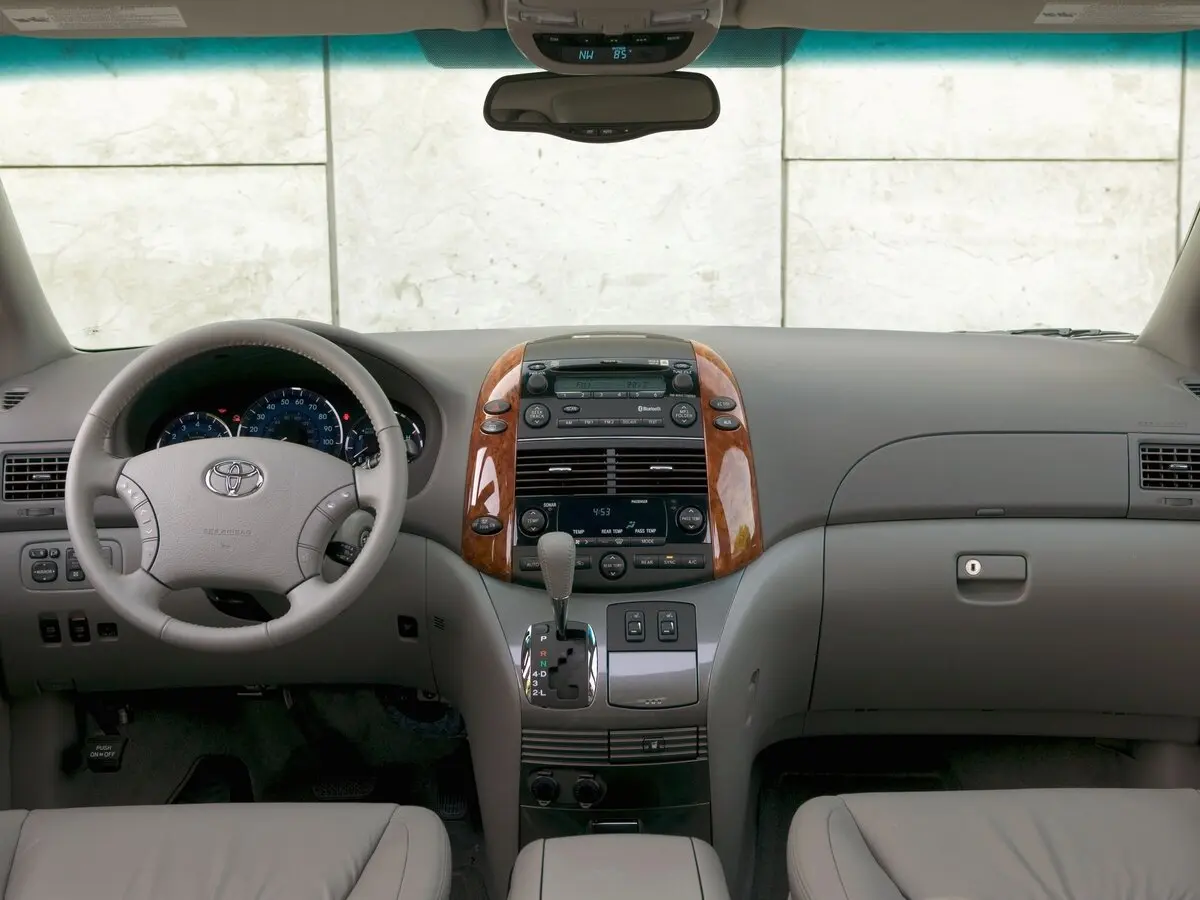 Toyota Sienna II Рестайлинг Минивэн — фото 5