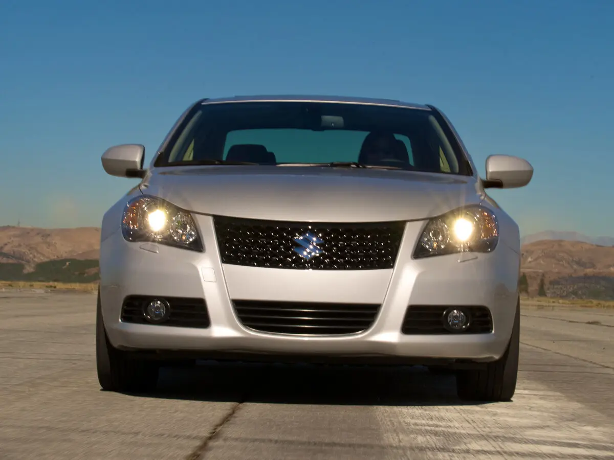 Suzuki Kizashi 2009 – 2014 Седан — 照片 3