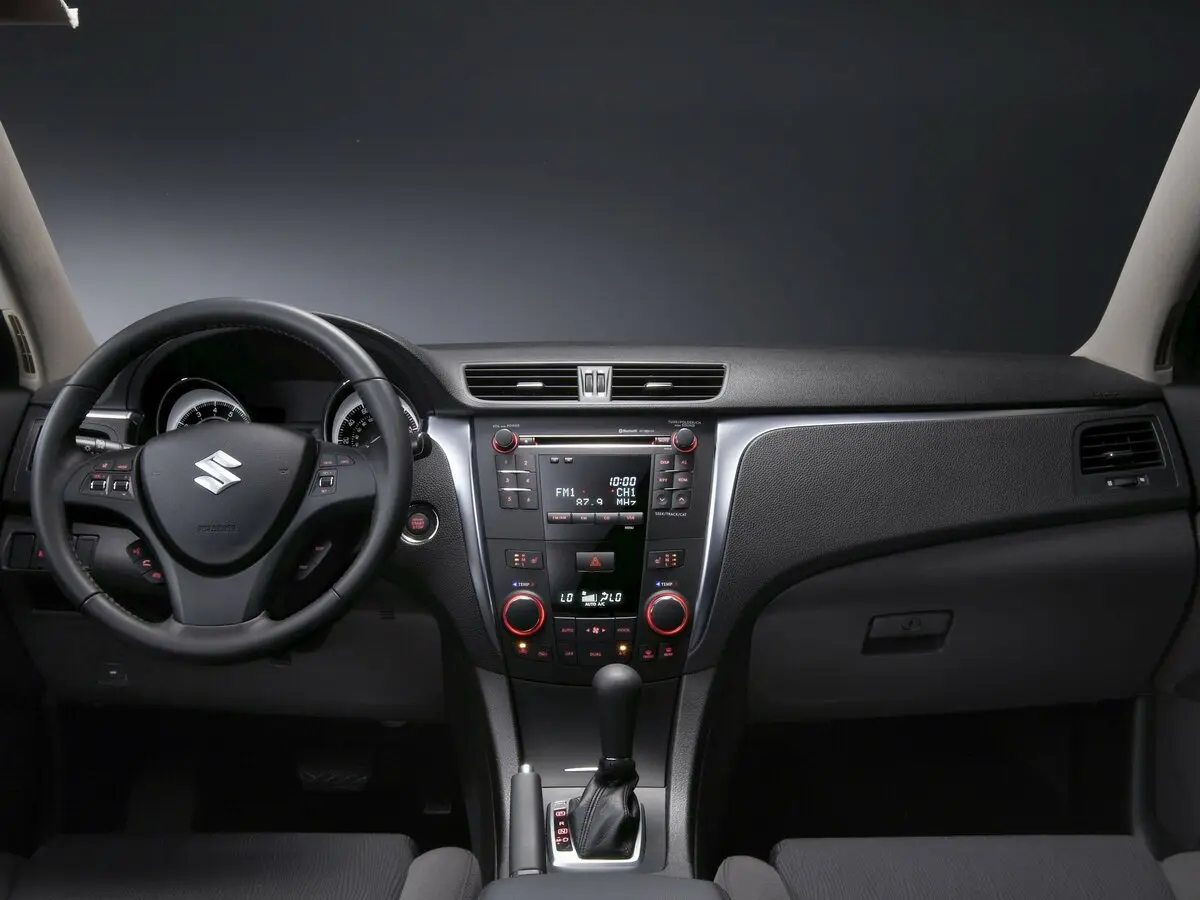 Suzuki Kizashi 2009 – 2014 Седан — 照片 6