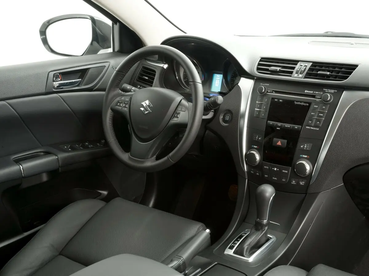 Suzuki Kizashi 2009 – 2014 Седан — 照片 7
