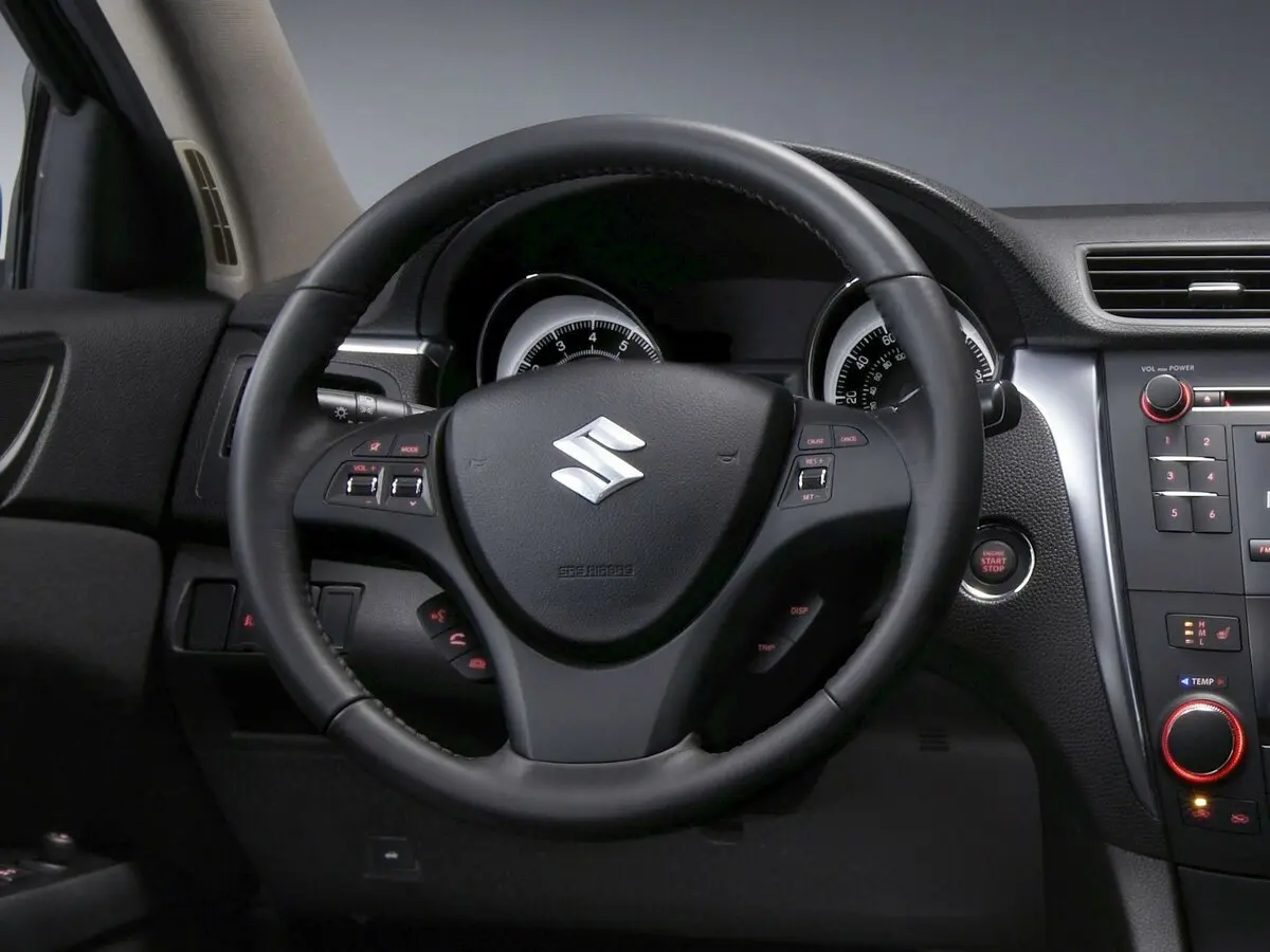 Suzuki Kizashi 2009 – 2014 Седан — 照片 9